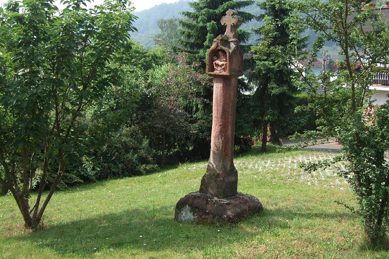 3-2-02 Pieta bei Tawern.JPG - Unterwegs in einem Privatgarten bei Tawern: Säule mit Pietà und Kreuz